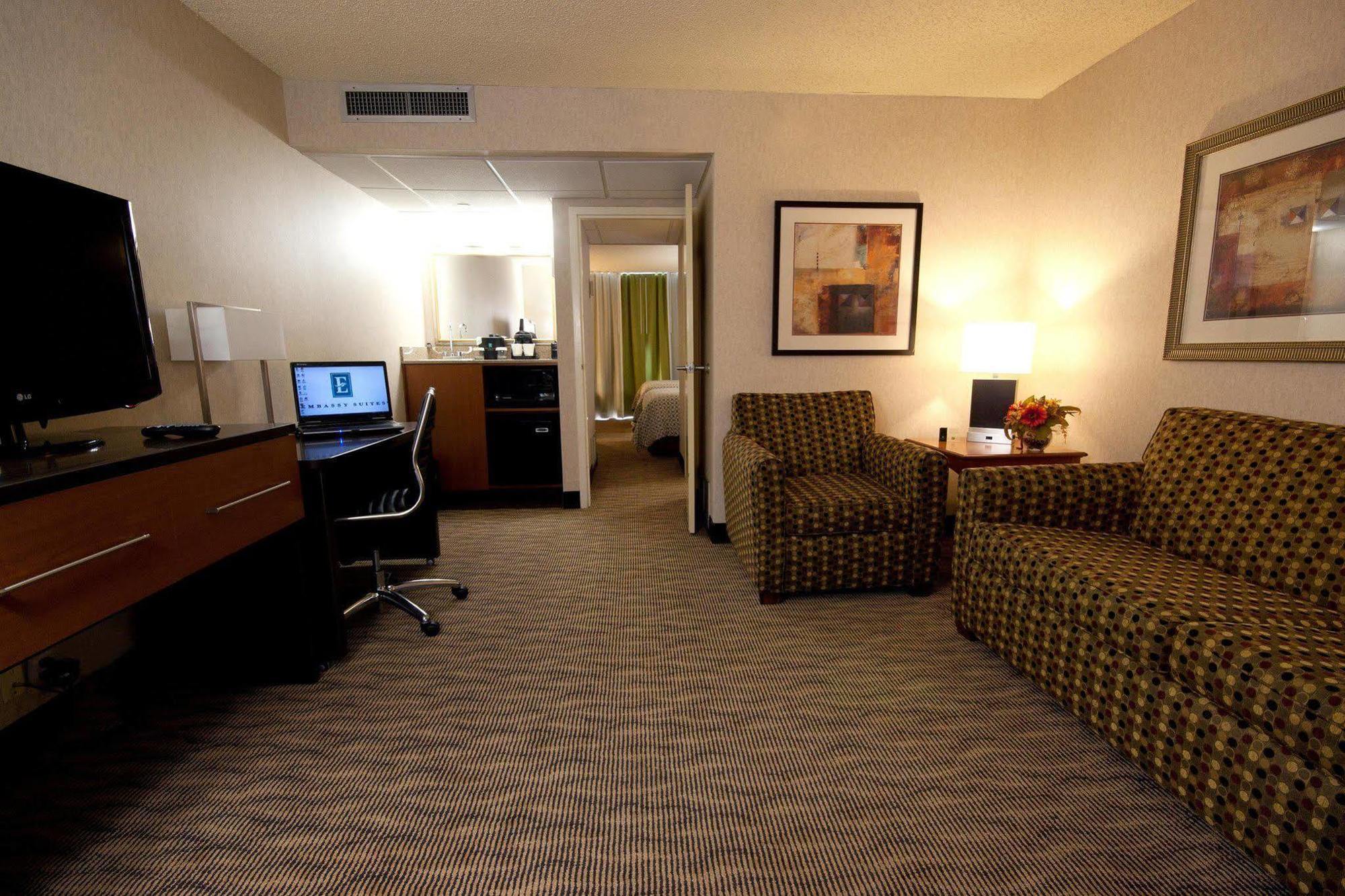 Embassy Suites By Hilton Oklahoma City Will Rogers Airport Exterior foto